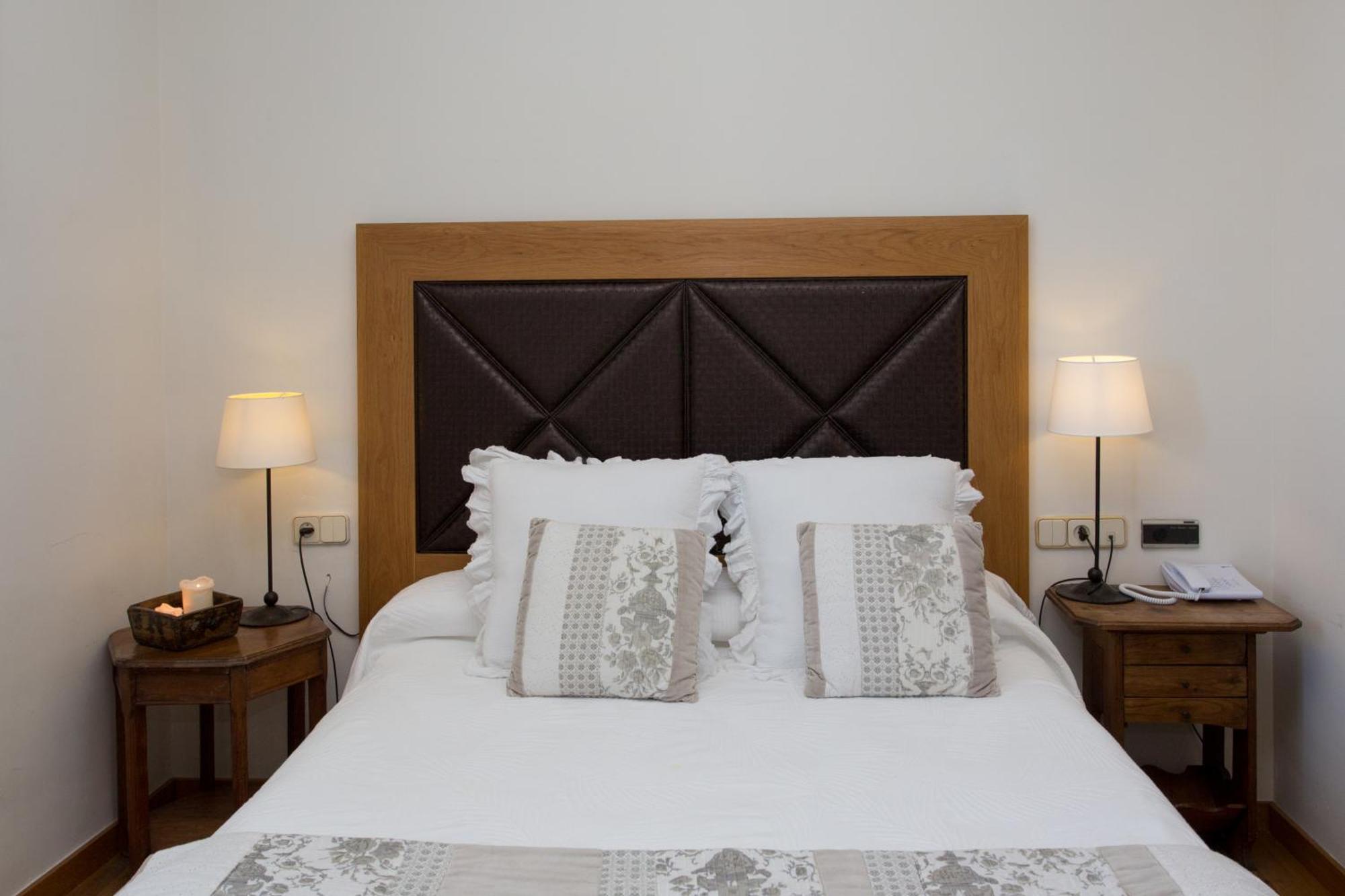 Hostal De La Placa Cabrils Εξωτερικό φωτογραφία